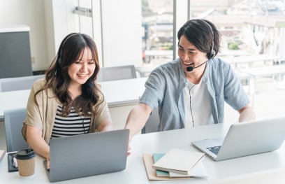 ノートパソコンを見ながら相談している様子